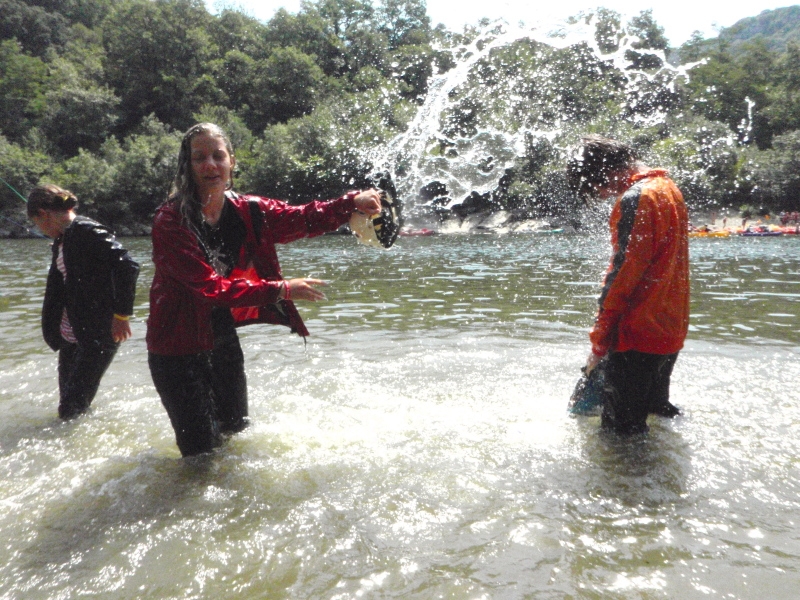Village Camps International Summer Camp Ard&egrave;che, France 2019-07-26 https://www.villagecamps.com/journals_admin/images/66-37-Emma and Felix water fight.jpg